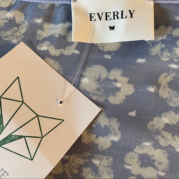 NWT Everly floral bell sleeve front tie blouse - Picture 8 of 9